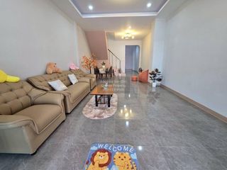 Reihenhaus zum Kauf mit 3 Zimmer in Khlong Sam Wa, Bangkok