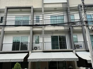 Casa adosada en alquiler de 3 habitaciones en Prawet, Bangkok