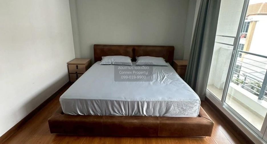 For rent 3 bedrooms townhouse in Chom Thong, Bangkok