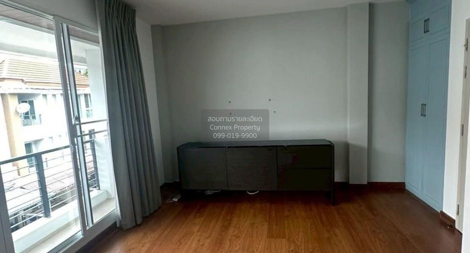 For rent 3 bedrooms townhouse in Chom Thong, Bangkok