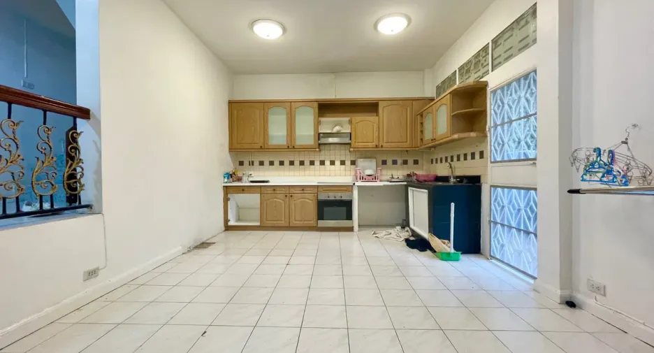 Casa adosada en alquiler y en venta de 3 habitaciones en Bang Lamung, Chonburi