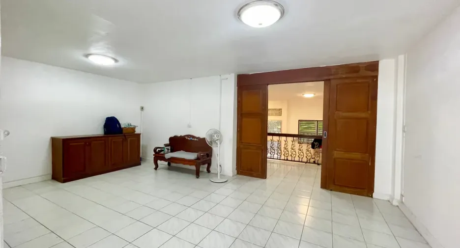 Casa adosada en alquiler y en venta de 3 habitaciones en Bang Lamung, Chonburi