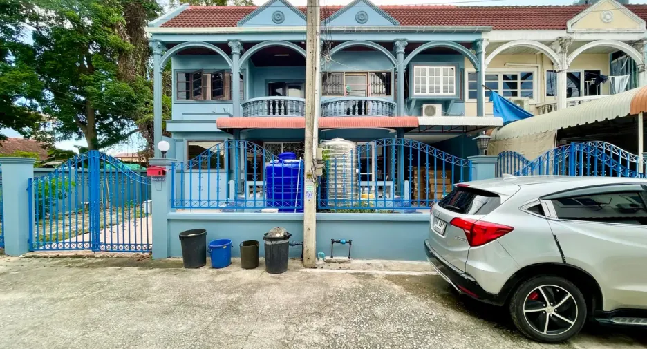 Casa adosada en alquiler y en venta de 3 habitaciones en Bang Lamung, Chonburi