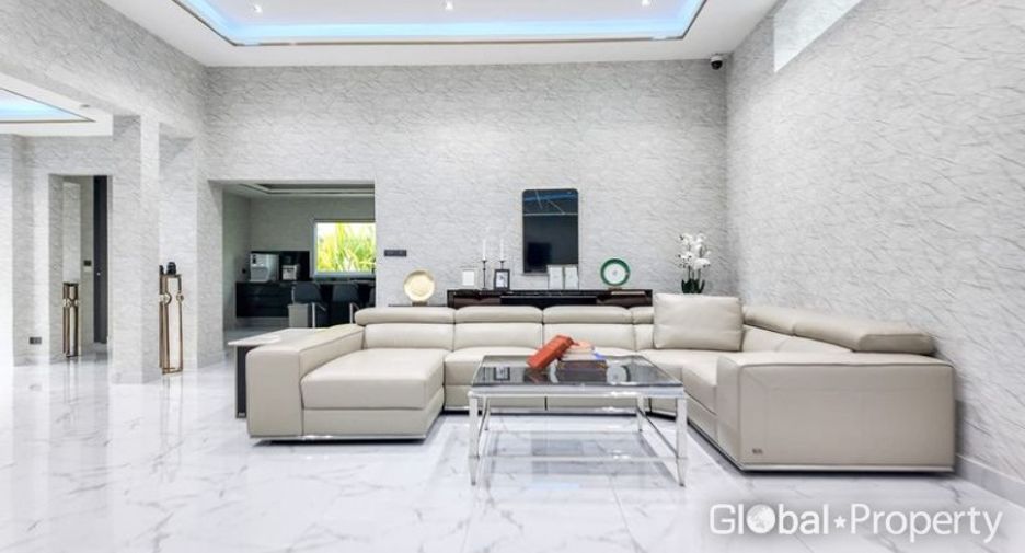 For sale 4 bedrooms house in East Pattaya, Pattaya