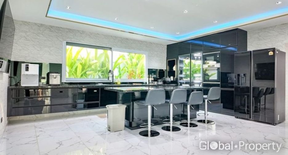 For sale 4 bedrooms house in East Pattaya, Pattaya