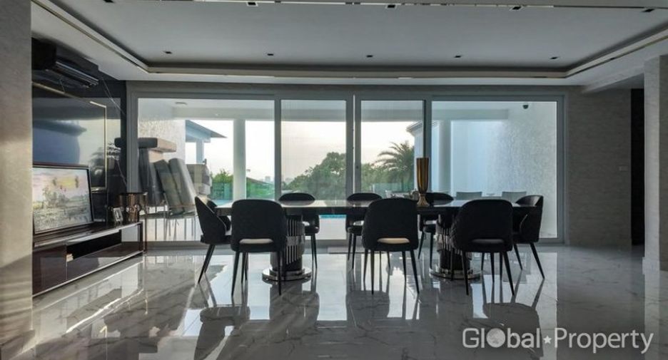For sale 4 bedrooms house in East Pattaya, Pattaya