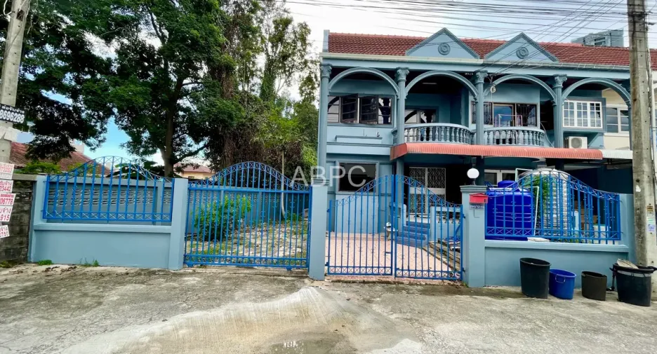 Casa adosada en alquiler y en venta de 3 habitaciones en Bang Lamung, Chonburi