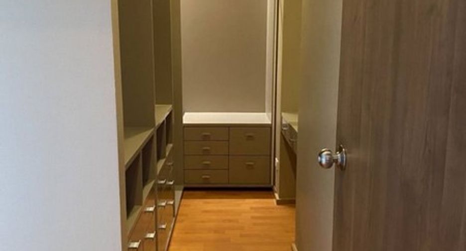 For rent 2 bedrooms condo in Ratchathewi, Bangkok