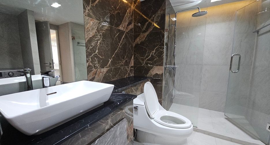 For sale 2 ベッドルーム condo in Sathon, Bangkok
