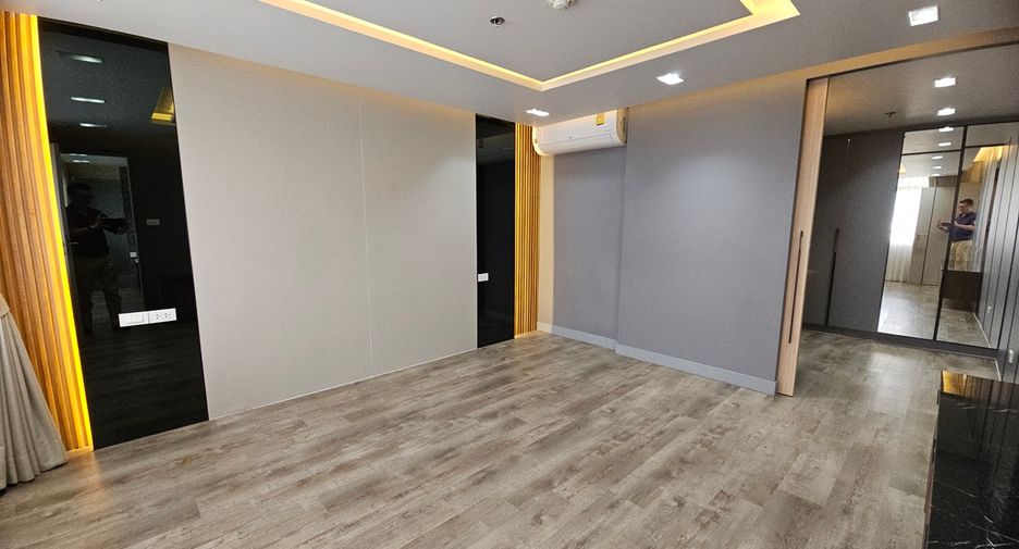 For sale 2 ベッドルーム condo in Sathon, Bangkok