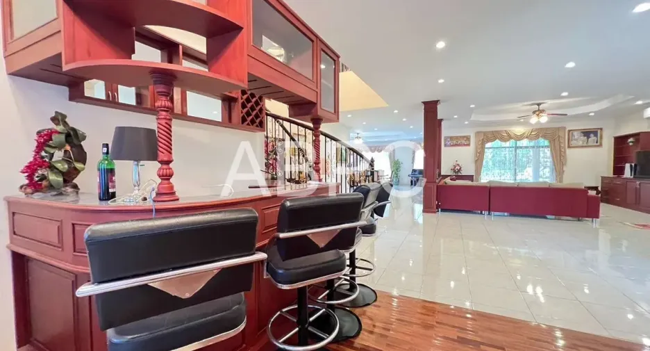 Haus zur Miete mit 5 Zimmer in Ban Bueng, Chonburi