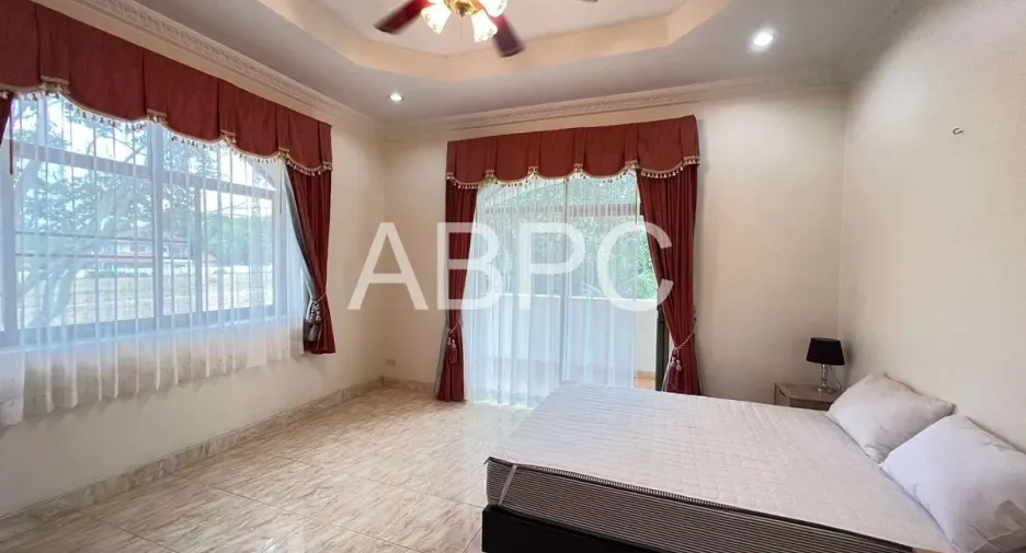 Haus zur Miete mit 5 Zimmer in Ban Bueng, Chonburi