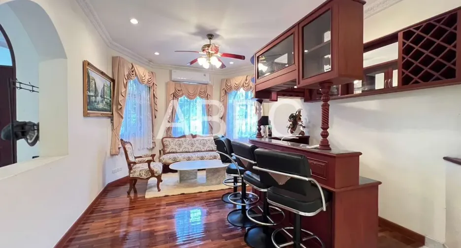 Haus zur Miete mit 5 Zimmer in Ban Bueng, Chonburi