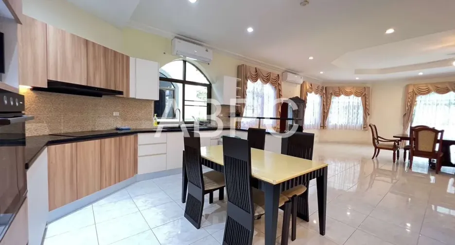 Haus zur Miete mit 5 Zimmer in Ban Bueng, Chonburi