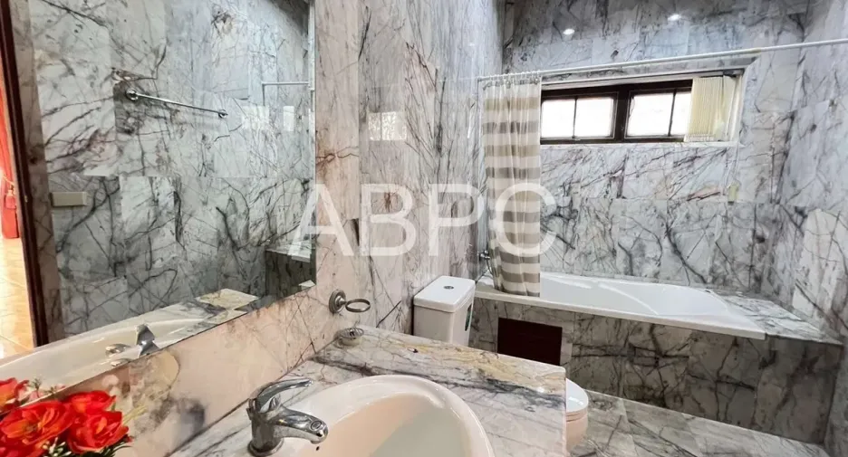 Haus zur Miete mit 5 Zimmer in Ban Bueng, Chonburi