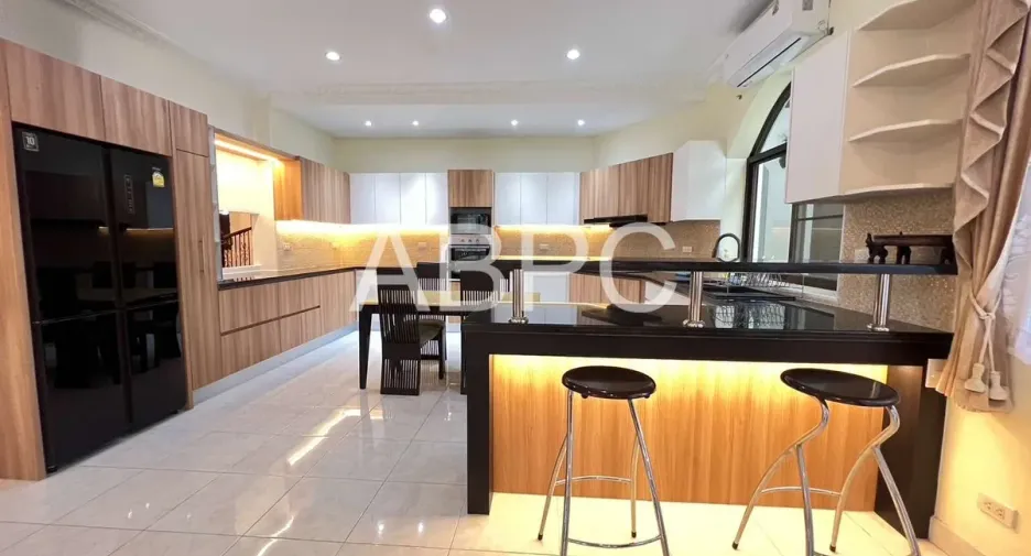 Haus zur Miete mit 5 Zimmer in Ban Bueng, Chonburi