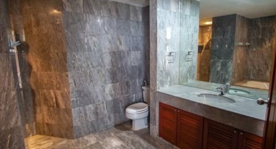 For rent 4 bedrooms condo in Watthana, Bangkok