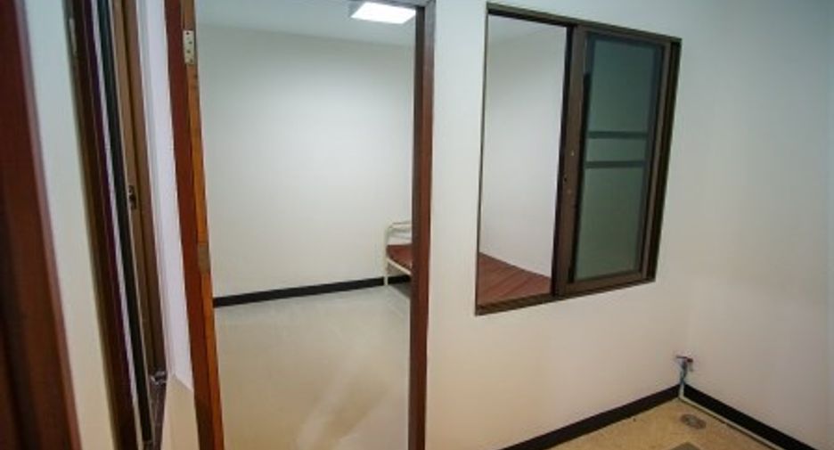 For rent 4 bedrooms condo in Watthana, Bangkok