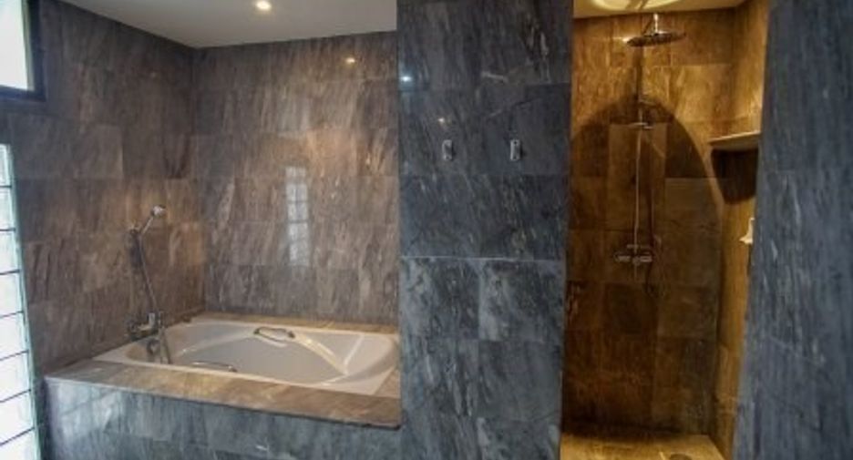 For rent 4 bedrooms condo in Watthana, Bangkok