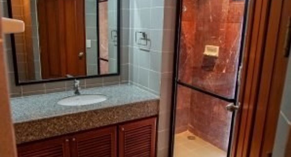 For rent 4 bedrooms condo in Watthana, Bangkok