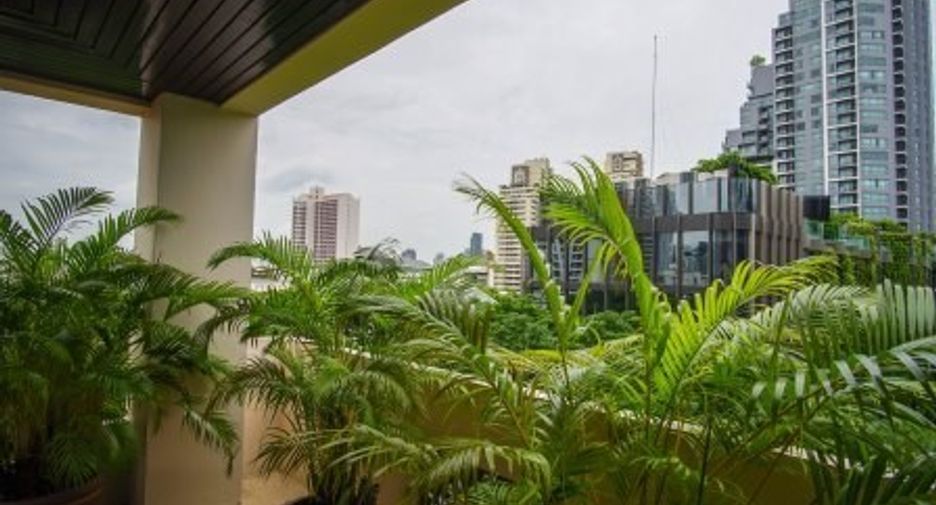 For rent 4 bedrooms condo in Watthana, Bangkok