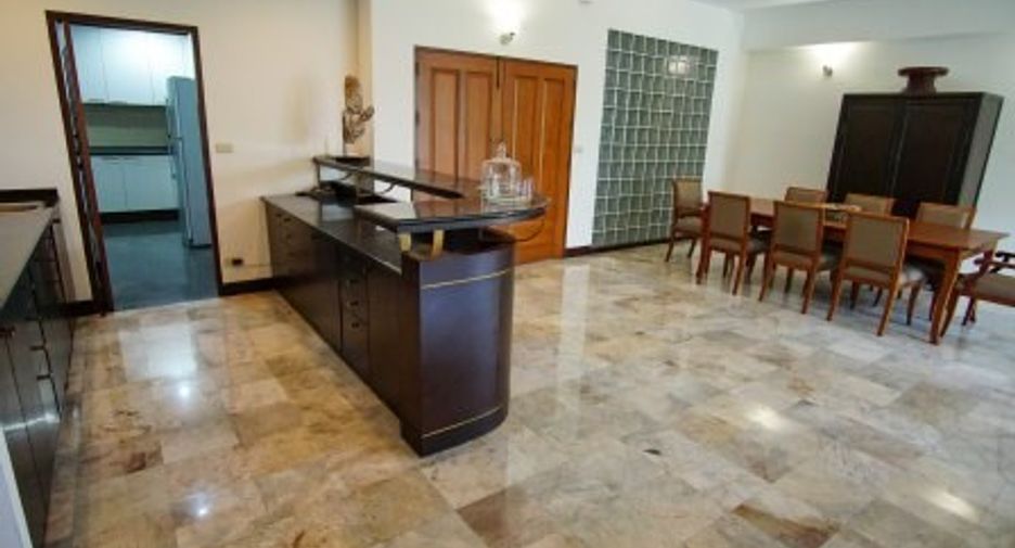 For rent 4 bedrooms condo in Watthana, Bangkok