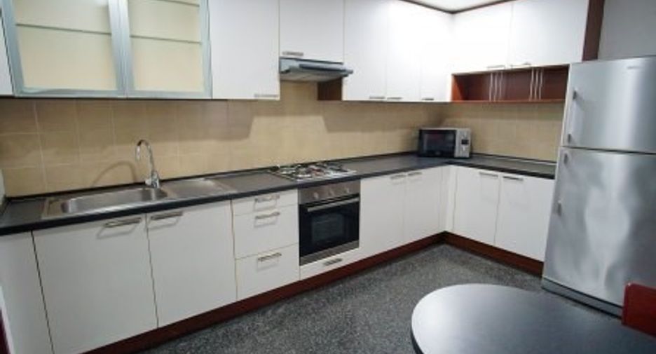 For rent 4 bedrooms condo in Watthana, Bangkok