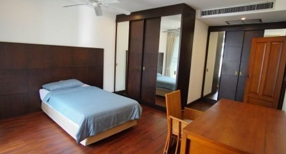 For rent 4 bedrooms condo in Watthana, Bangkok