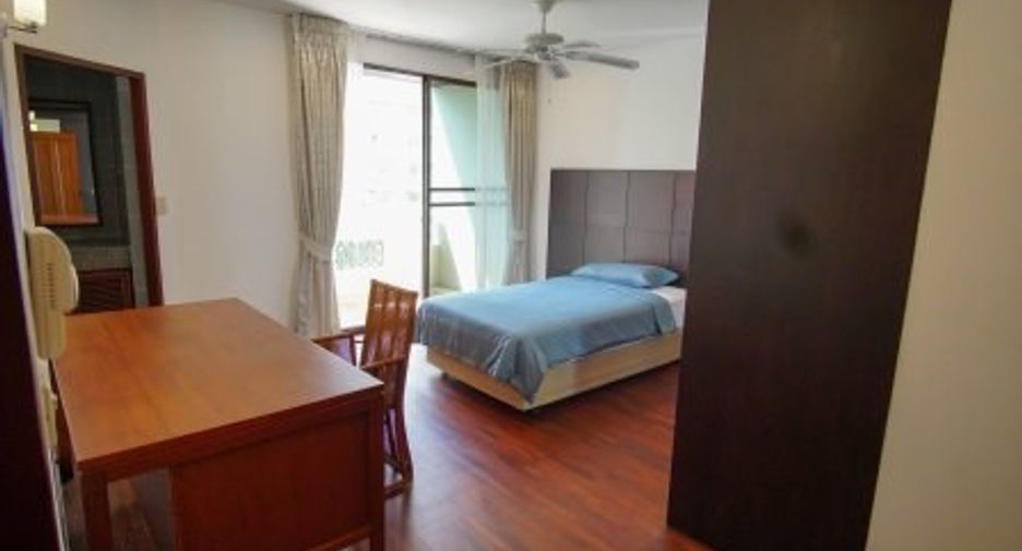 For rent 4 bedrooms condo in Watthana, Bangkok