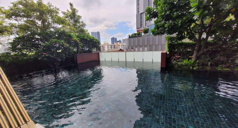 For rent 2 bedrooms condo in Khlong Toei, Bangkok