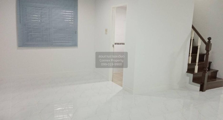 Casa adosada en venta de 3 habitaciones en Bang Phli, Samut Prakan