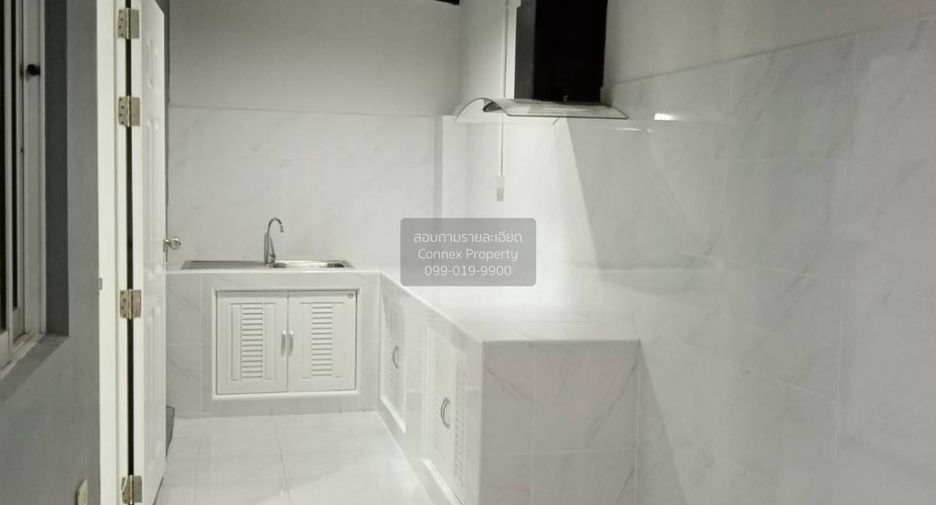 Casa adosada en venta de 3 habitaciones en Bang Phli, Samut Prakan