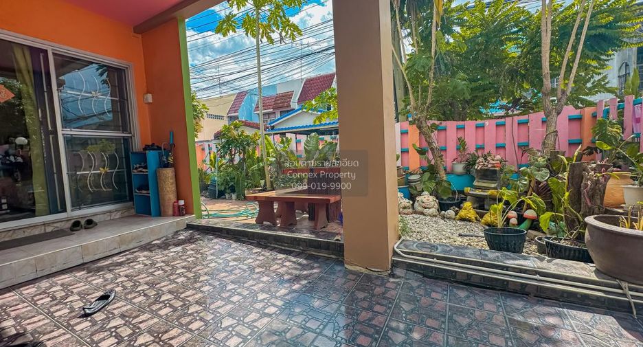 For sale 5 ベッドルーム townhouse in Phra Khanong, Bangkok