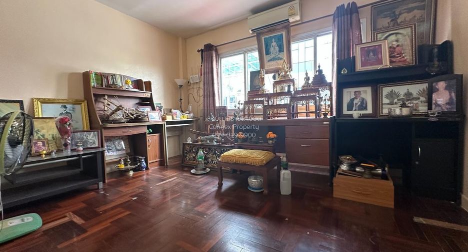 For sale 5 ベッドルーム townhouse in Phra Khanong, Bangkok