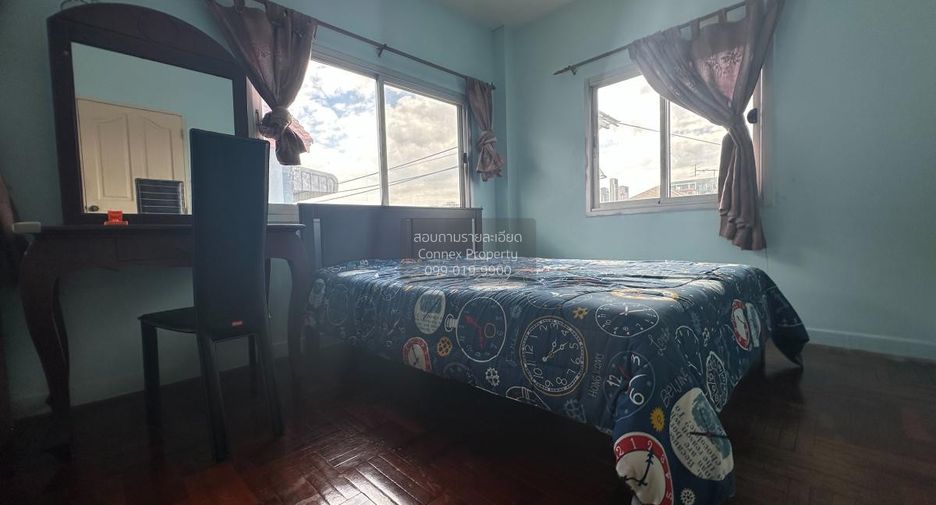 For sale 5 ベッドルーム townhouse in Phra Khanong, Bangkok