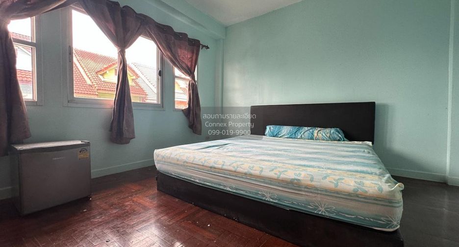 For sale 5 ベッドルーム townhouse in Phra Khanong, Bangkok