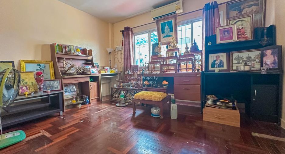 For sale 5 ベッドルーム townhouse in Phra Khanong, Bangkok
