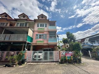 For sale 5 bedrooms townhouse in Phra Khanong, Bangkok