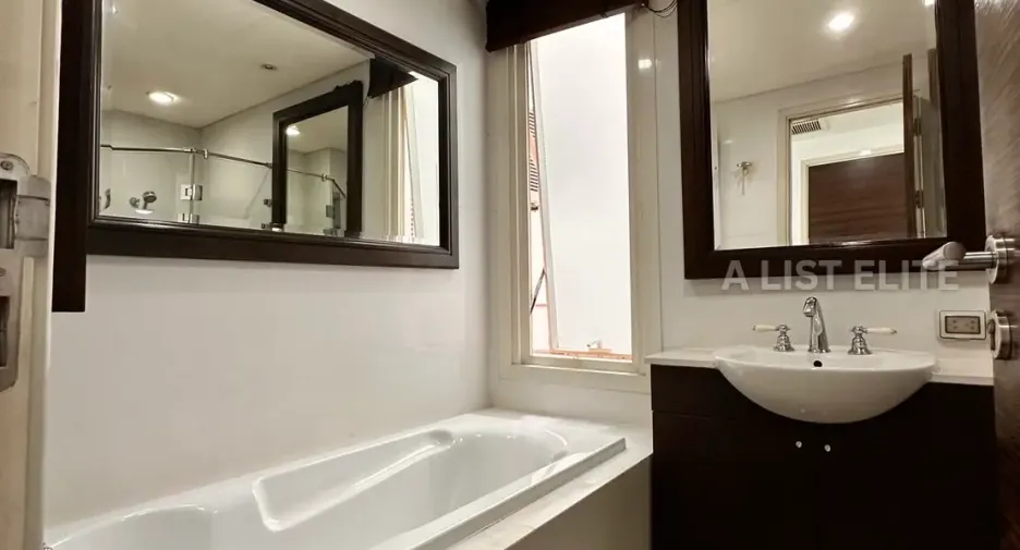 Wohnung zur Miete mit 3 Zimmer in Khlong San, Bangkok