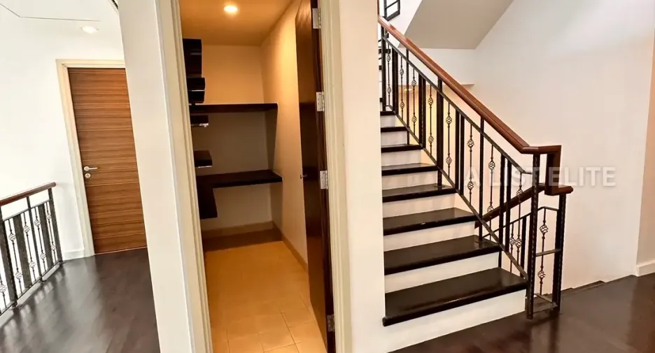 Wohnung zur Miete mit 3 Zimmer in Khlong San, Bangkok