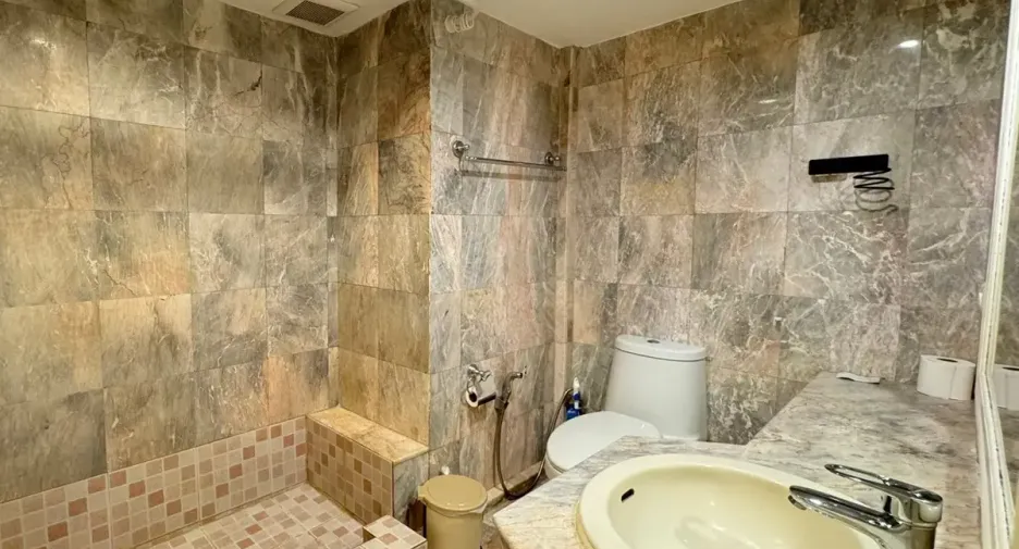 For rent and for sale 1 bed condo in Khlong Toei, Bangkok