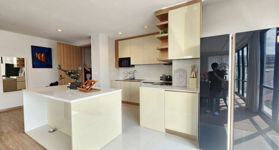For rent 4 bedrooms condo in Sathon, Bangkok