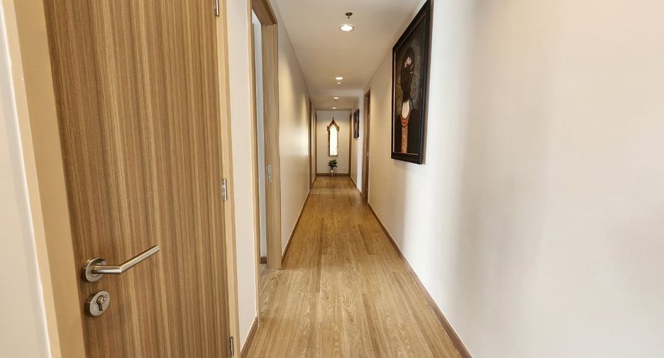 For rent 4 bedrooms condo in Sathon, Bangkok