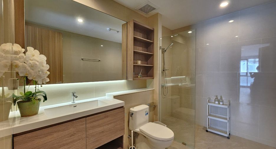 For rent 4 bedrooms condo in Sathon, Bangkok