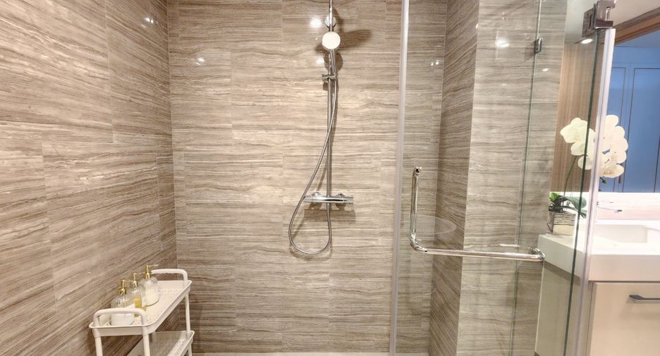 For rent 4 bedrooms condo in Sathon, Bangkok