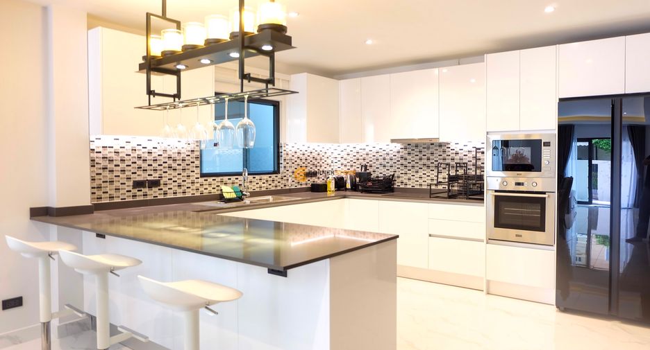 Casa en alquiler de 4 habitaciones en Bang Lamung, Chonburi