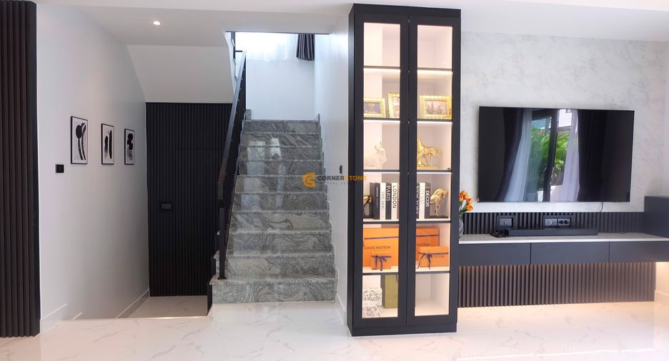 Casa en alquiler de 4 habitaciones en Bang Lamung, Chonburi