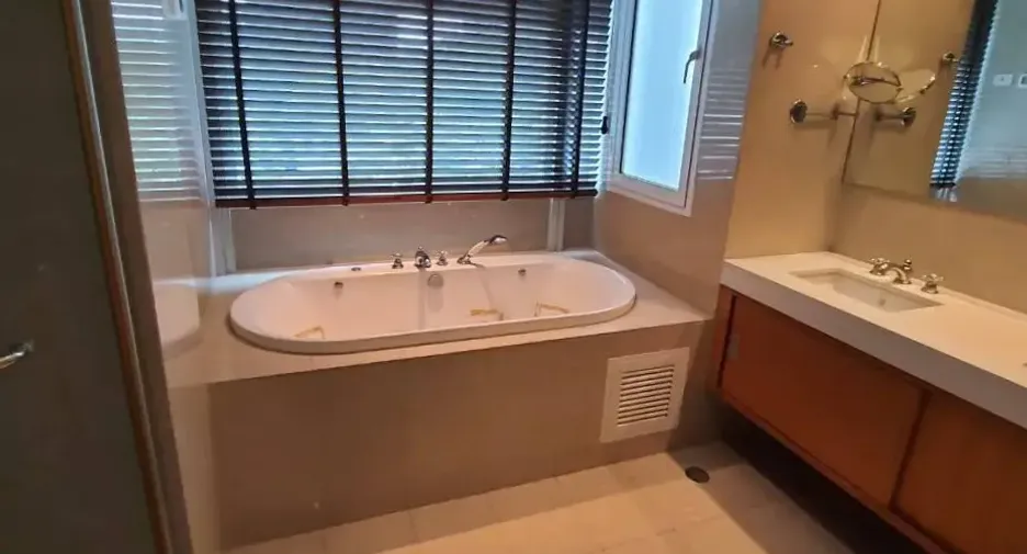 For rent 3 bedrooms condo in Pathum Wan, Bangkok