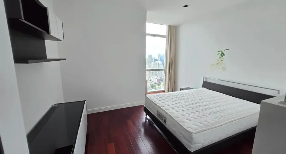 For rent 3 bedrooms condo in Pathum Wan, Bangkok