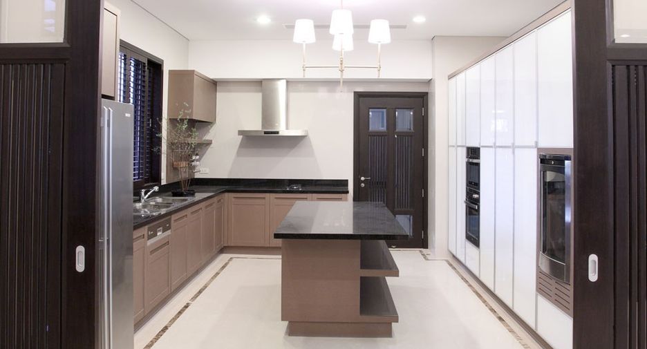 For rent 4 bedrooms house in Khlong Toei, Bangkok